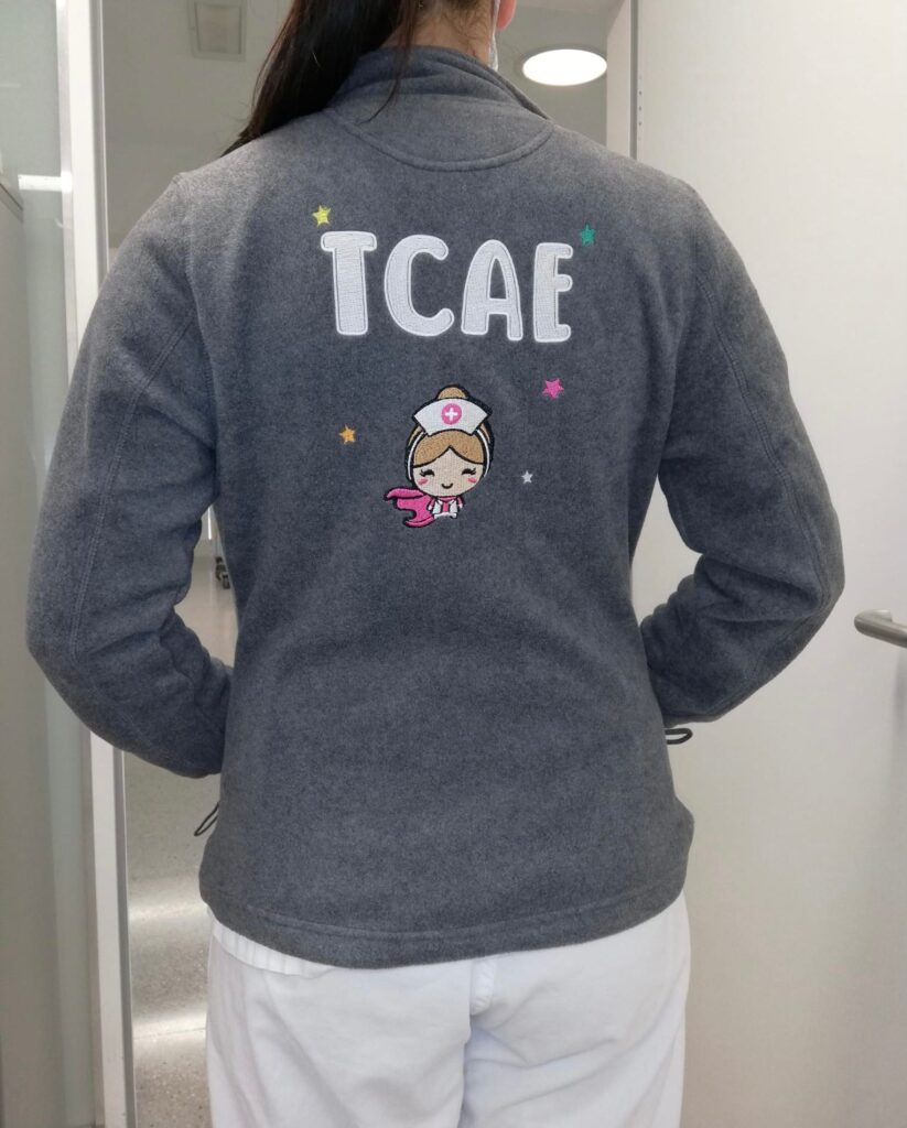 Polar TCAE. Modelo Niña con Cofia Pelo Castaño