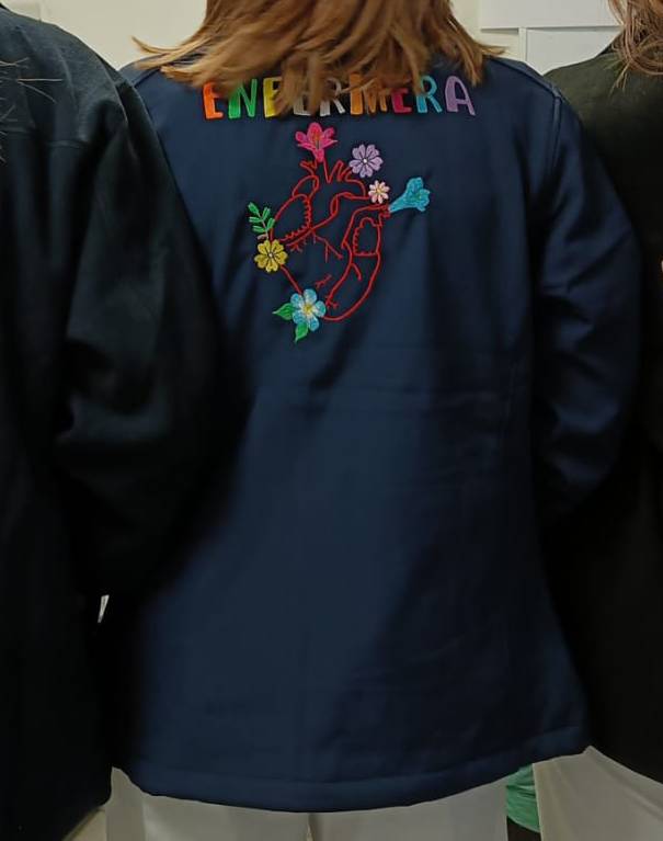 Softshell Enfermera. Modelo Modelo Corazón con Flores