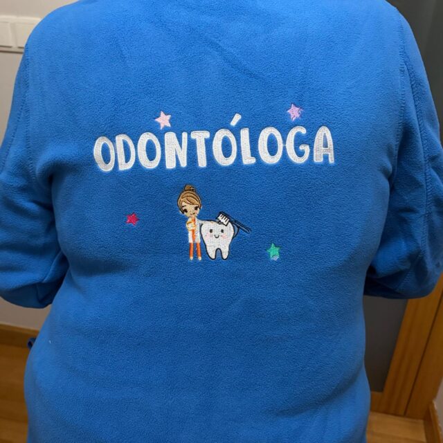 Polar Odontóloga. Modelo Mujer, Diente y Cepillo