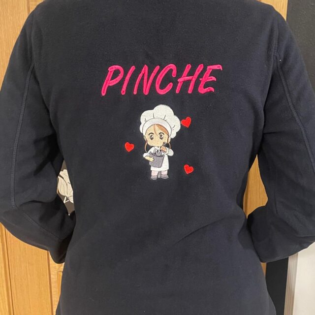 Polar Pinche. Modelo Pinche con Gorro y Corazones