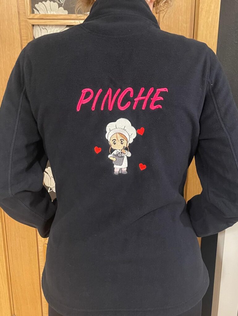 Polar Pinche. Modelo Pinche con Gorro y Corazoness